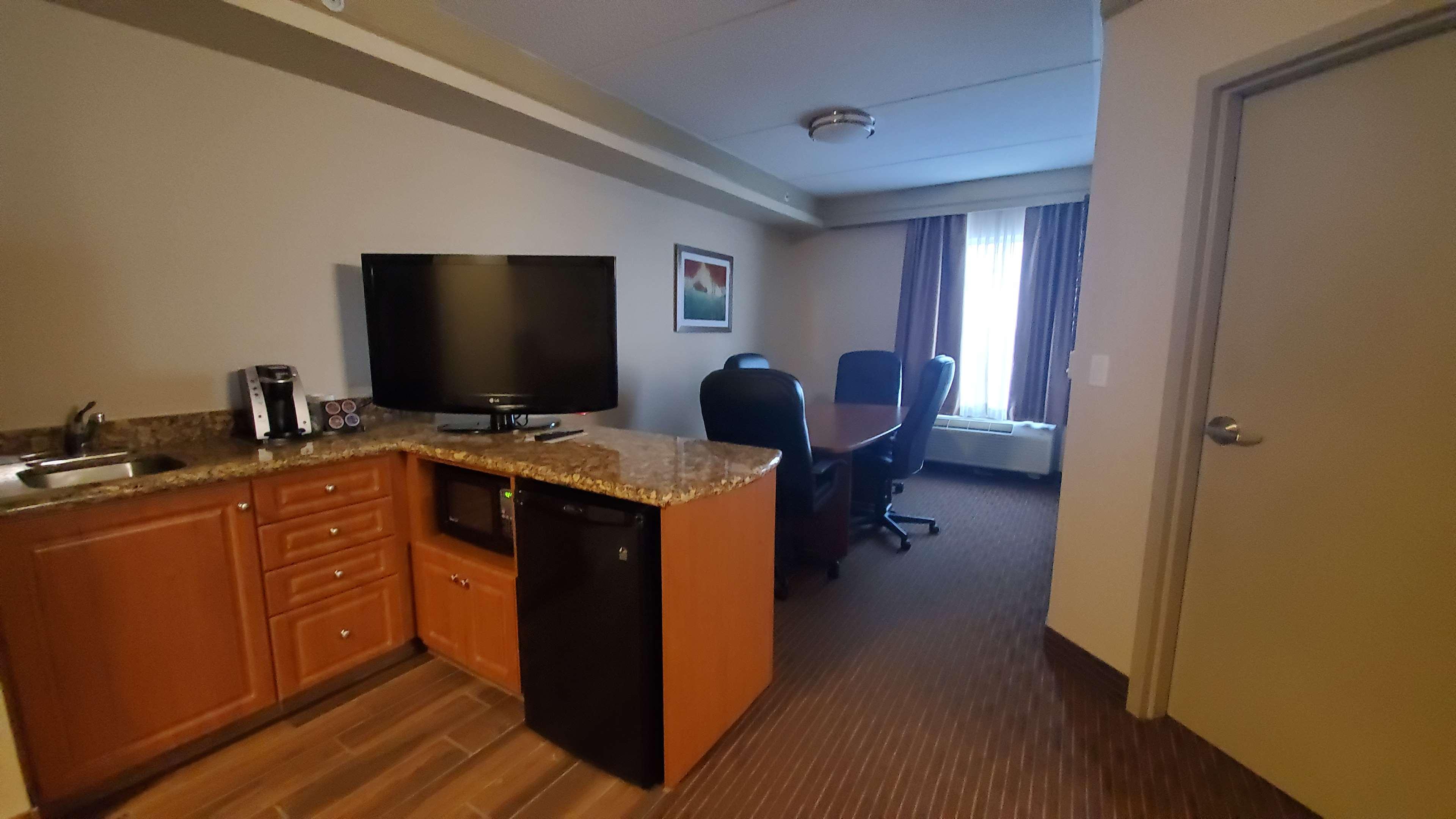 Best Western Plus Waterloo Exterior photo