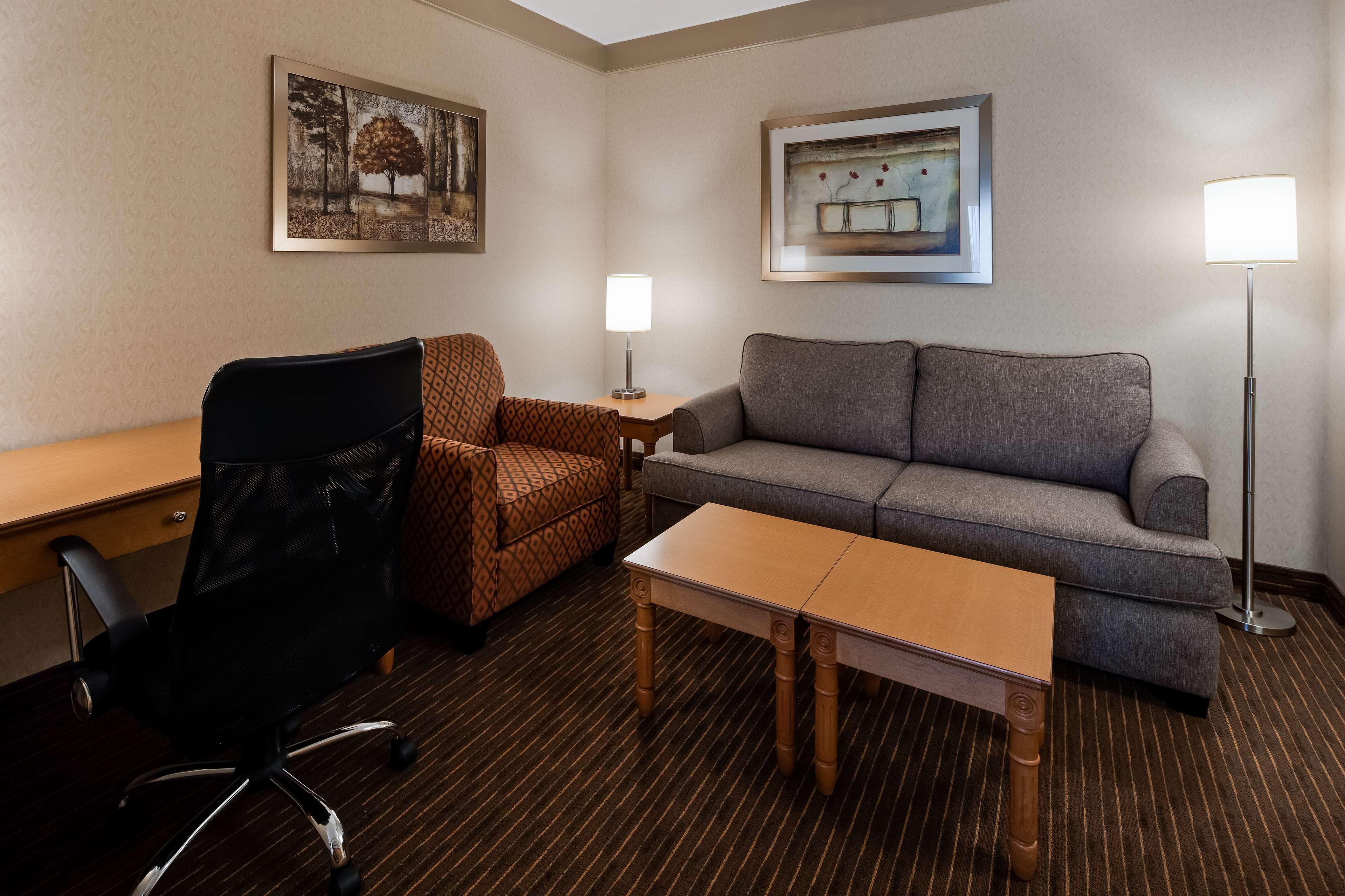 Best Western Plus Waterloo Exterior photo